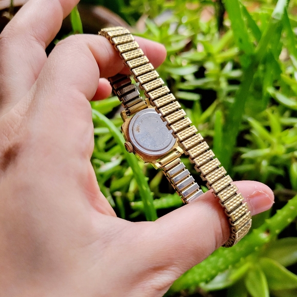 Vintage Timex Gold Stretch Watch - Picture 9 of 11